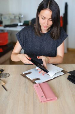     Deri çanta yapmak nasıl gösteren kız.