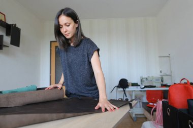 öğretmen öğrencilerin nasıl deriyle çalışmayı gösteren.