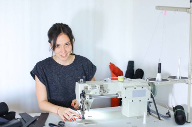     Dikiş makinesi kullanarak terzi dikiş kemer.