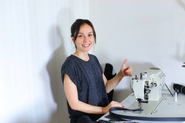 smartphone kullanarak Internet fikirler arıyor craftswoman.