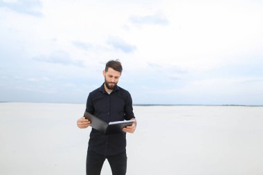     Deniz kenarında çizimler ile ilgilenen ressam erkek. 