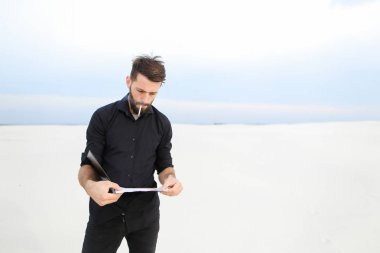   Deniz araştırma yürüten coğrafyacı erkek yasaktır. 