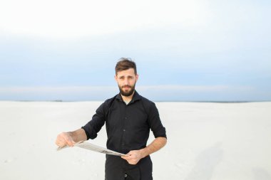     Doktor okuma gazete kırsal kesimde. 