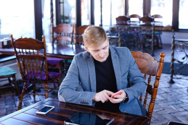 Masanın smartphone ve dizüstü speaki ile iş adamı