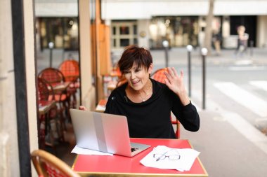      yaşlı rahibe tarafından laptop ile göreli konuşma var