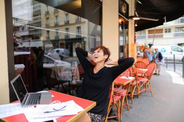  kadın gazeteci bitirmek kadar önemli rapor üstünde laptop.