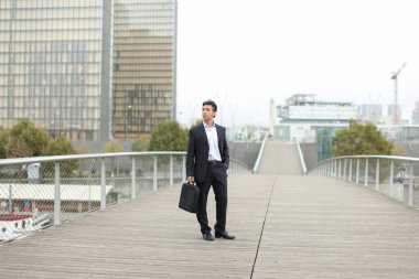    Avukat adam akıllı kullanarak istemci için bekleyen iş elbiseleri