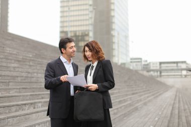      erkek avukatı kadın müşteri ile konuşan.