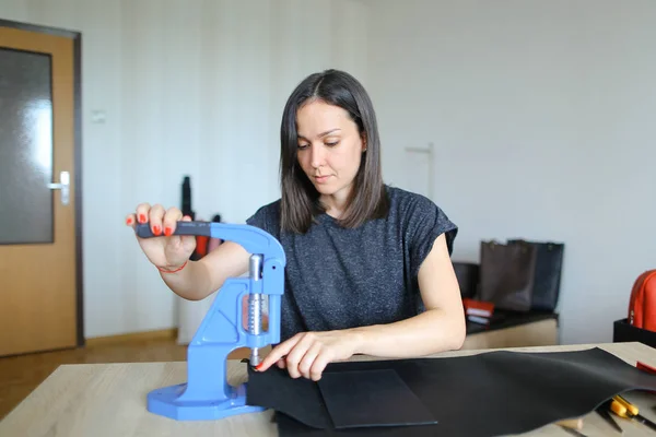 Jovem designer fazendo bolsas de mulheres para venda . — Fotografia de Stock