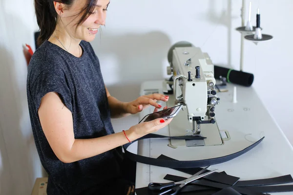 Cintura di cucito della cucitrice facendo uso della macchina per cucire . — Foto Stock