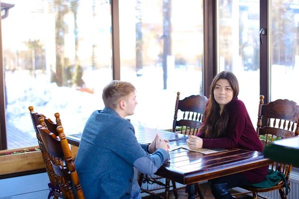Nichte trifft sich mit Onkel im Café, um Geschenk für Mutter zu besprechen — Stockfoto