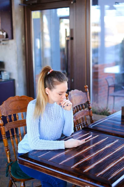 Modelo fotógrafo de espera para sesión de fotos en la cafetería — Foto de Stock