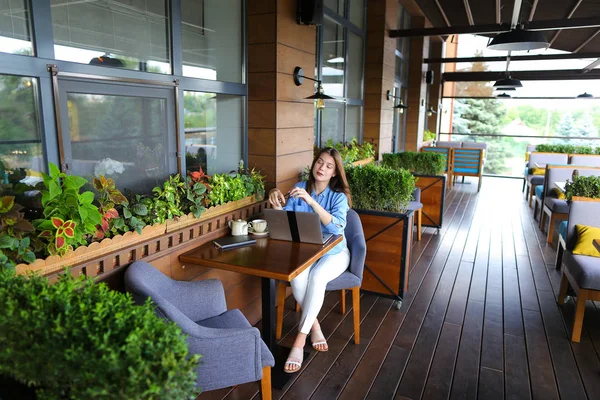 Menina encantadora beber chá no restaurante   . — Fotografia de Stock