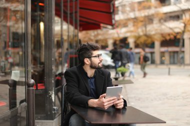 Diyagram ve tablet çalışma istatistikçi kafeterya masada .