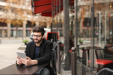Grafik tasarımcı Tablet ve kağıtları kafeterya masada çalışma