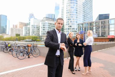 İşadamı ferah yüzü izle La savunma par bakarak