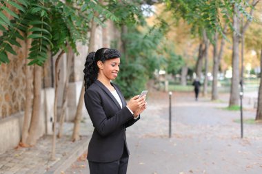 Psikolog smartphone Park konuşurken evlilik ajansı.