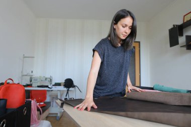 öğretmen öğrencilerin nasıl deriyle çalışmayı gösteren.