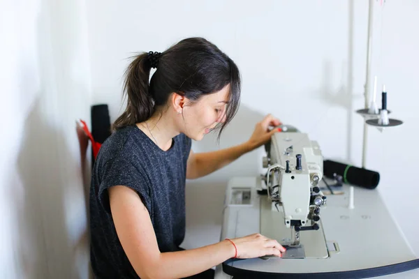 Craftswoman searching for ideas in internet using smartphone. — Stock Photo, Image