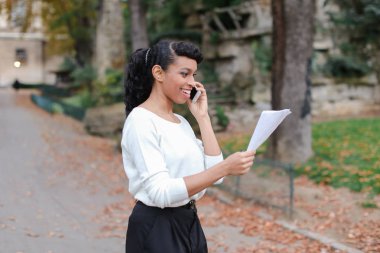 Yardım konseri, SMI sponsor ile telefonda konuşurken gönüllü