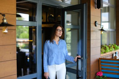 Kafe bırakarak, smartphone ile konuşmak ve taksi durdurma genç kız