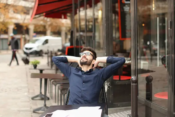 Boldog ember ül kávézó asztal — Stock Fotó