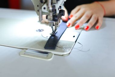     Dikiş makinesi kullanarak terzi dikiş kemer.