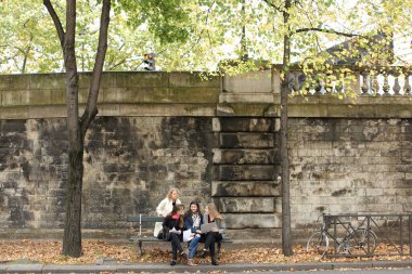 Bankta oturan ve laptop ve pa ile öğrenme kız öğrenci