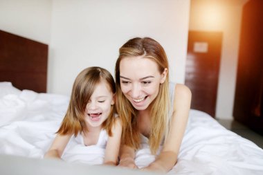 Süper mutlu anne ve dizüstü gülümseyen aile portre kadar kapatın