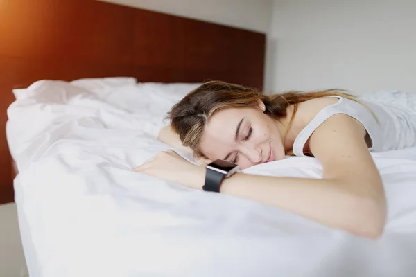 Uyuyan genç ve güzel kadın Smartwatch doğru uyku izleme kullanır.