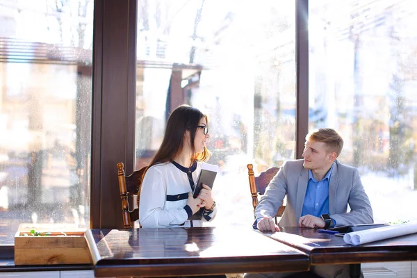 Joven secretaria se niega en apretón de manos con el jefe en la cafetería . — Foto de Stock