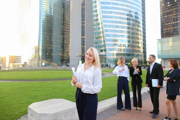 Belge durumda kameraya bakarak yüz Sekreter kapatın 