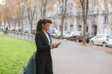 Smartphone ve yürüyen o tarafından müşterilerle konuşurken salonu Danışmanı