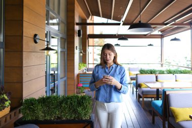 Güzel Bayan smartphone Café selfie yapma  .