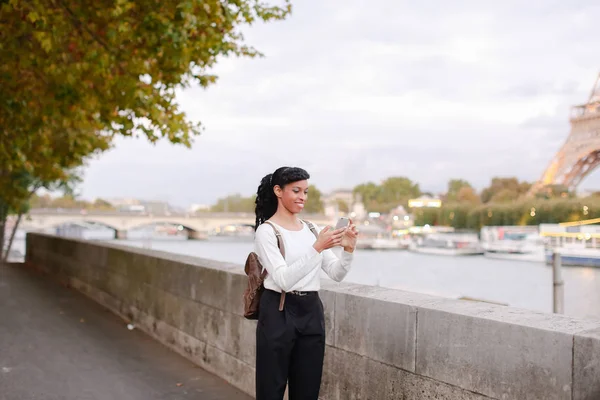 Blogger reizen, via mooie dame maakt video-opnames smartphone — Stockfoto
