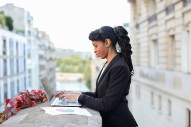 Dizüstü bilgisayar açık hava ve okuma ile çalışma kan Sekreter mix 