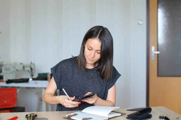 Joven diseñador haciendo bolsas de mujer para la venta . — Foto de Stock