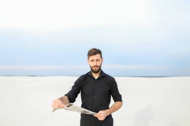     Doktor okuma gazete kırsal kesimde. 