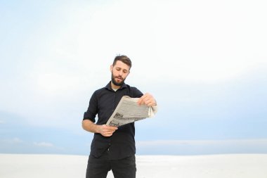     Doktor okuma gazete kırsal kesimde. 