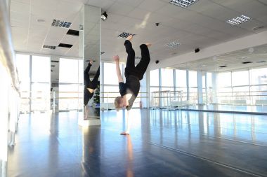 Genç çocuk Studio dans germe elin yaptığından.