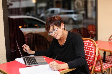      yaşlı rahibe tarafından laptop ile göreli konuşma var