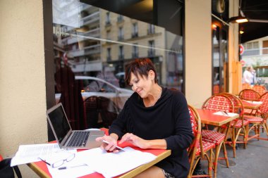      yaşlı kadın öğretmen dizüstü bilgisayar ve WRI açık hava çalışma