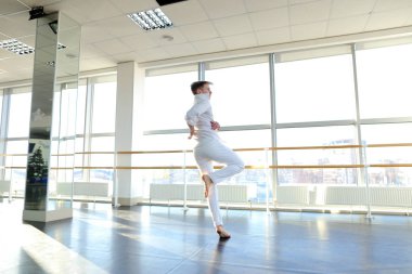 Dansçı ile atlama hava öpücük kadar kapatın.