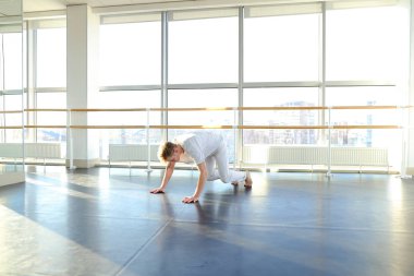 Bacaklar stüdyoda yüksek yükselterek adam.