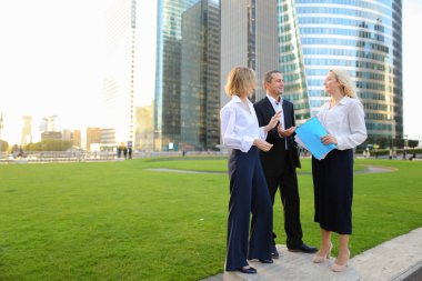 Finansal analistler Kripto para tablet ile tartışıyor  .