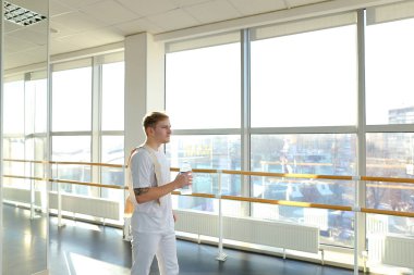 Spor giyim gazeteci üzerinde duran bir başarılı girişim yapmak 