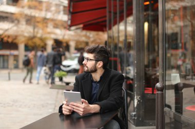 Diyagram ve tablet çalışma istatistikçi kafeterya masada .