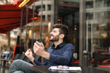 Sevindirici ve smartphone ile sohbet müreffeh Satış Müdürü 