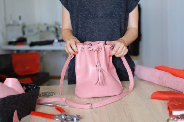     Pembe sırt çantası ve çanta terzi kazandı.