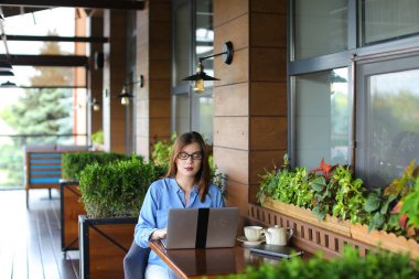 Laptop yanında kafede arkadaşlarınızla sohbet öğrenci.